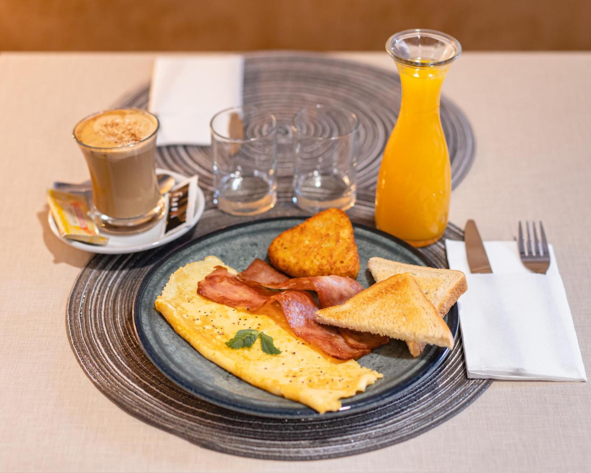 Hotel Queens - Adults Only Benidorm Ngoại thất bức ảnh
